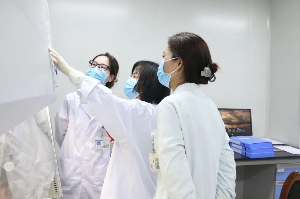 金堂县第一人民医院实验医学科顺利通过ISO15189质量管理体系现场复评，输血科、病理科成功扩项