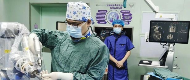 淮安市一院骨科机器人精准“攻坚”，91岁高龄胸椎骨折患者术后次日顺利下床