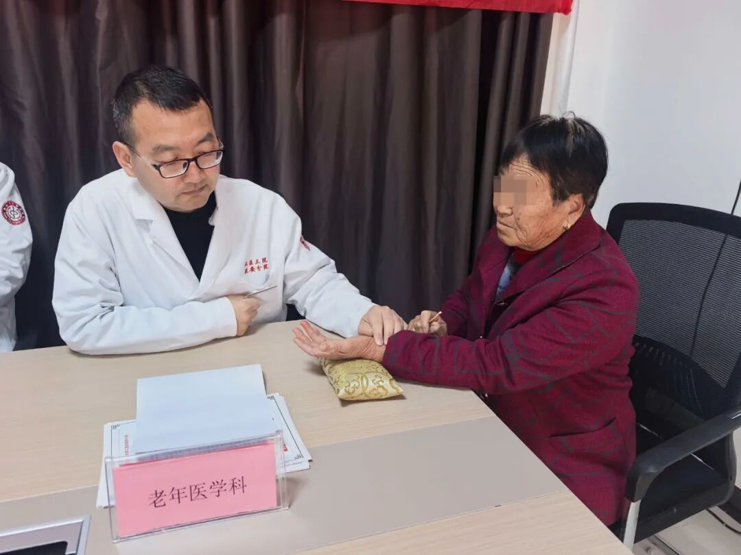 我院多学科联合开展“关爱女性·关注健康”大型公益义诊活动
