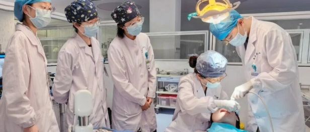 南医大二附院•岗位工匠29｜杨旭：匠心守齿，温心行医
