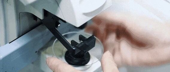 简单验配一副眼镜，需要几十个人的医疗团队来把关？是真的