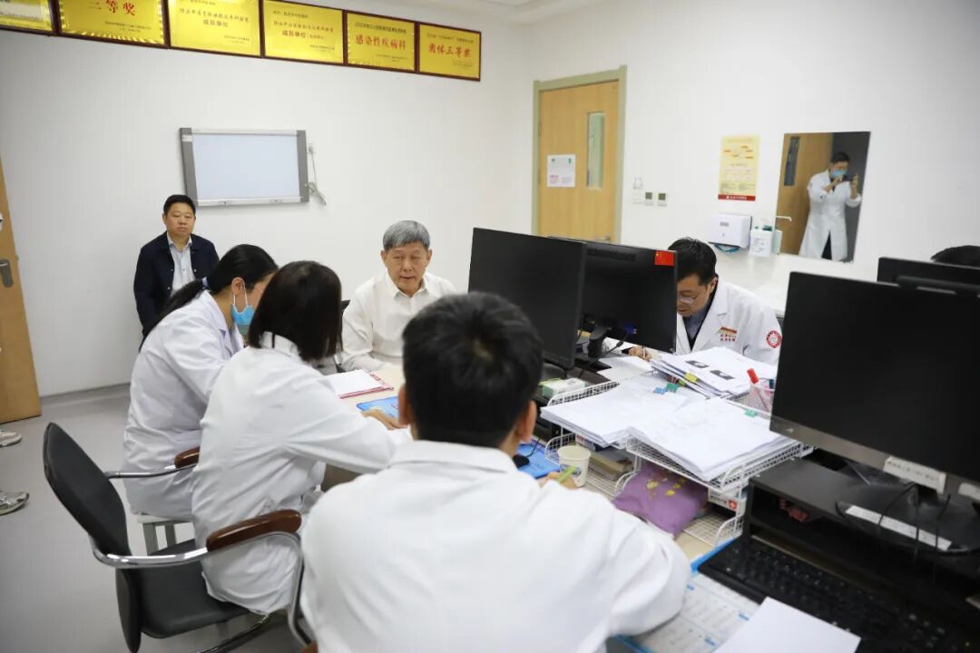 名师传薪火 思辨促提升|岐黄学者刘清泉教授在我院讲学收徒并开展教学查房