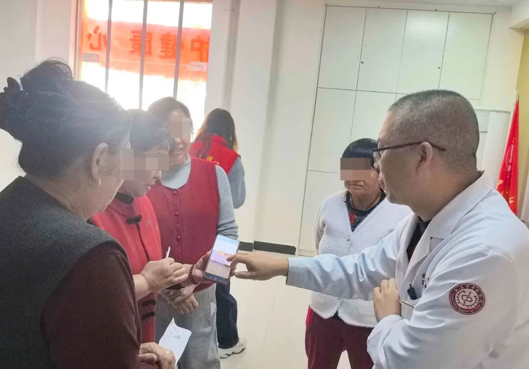 我院多学科联合开展“关爱女性·关注健康”大型公益义诊活动