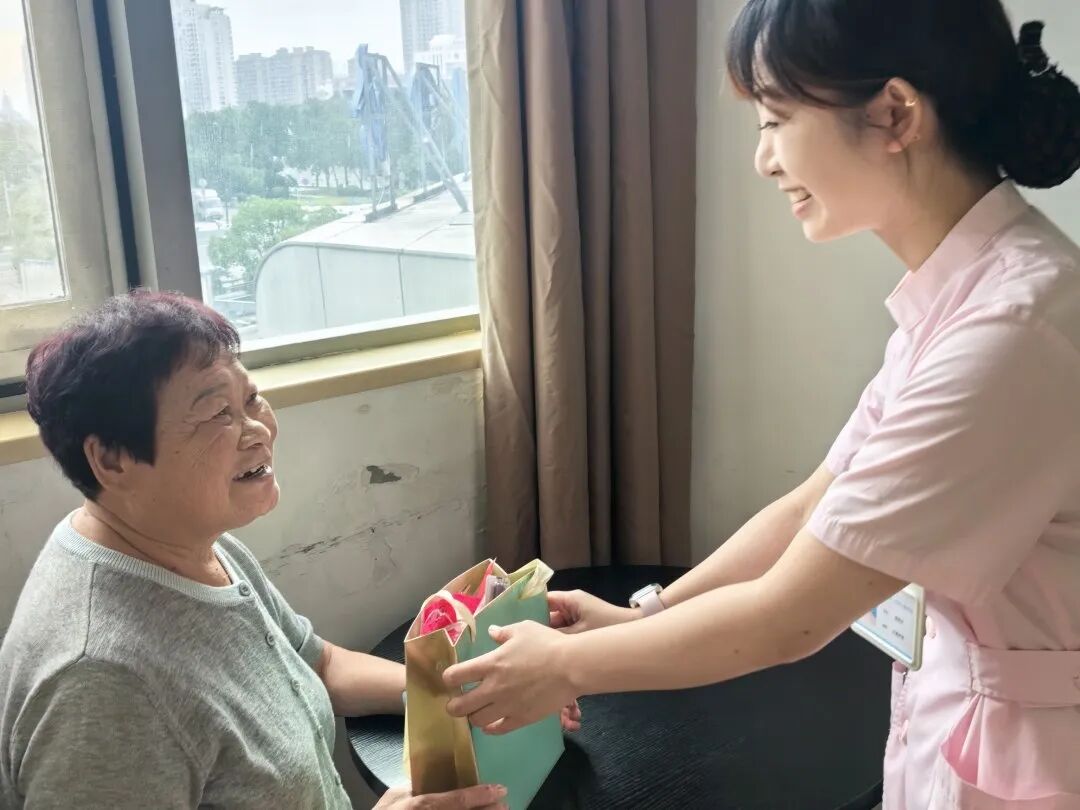 重阳敬老,让爱“看得见” | 温州华厦明乐眼科陪长辈们温暖过节