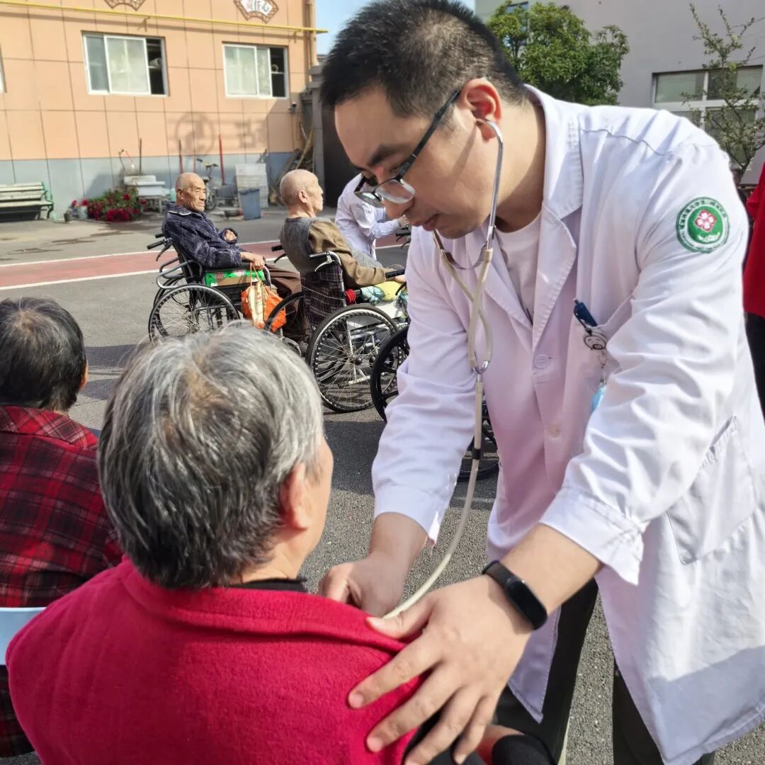 弘扬敬老美德，守护银发健康｜河科大二附院老年医学科敬老月系列健康活动暖心启幕