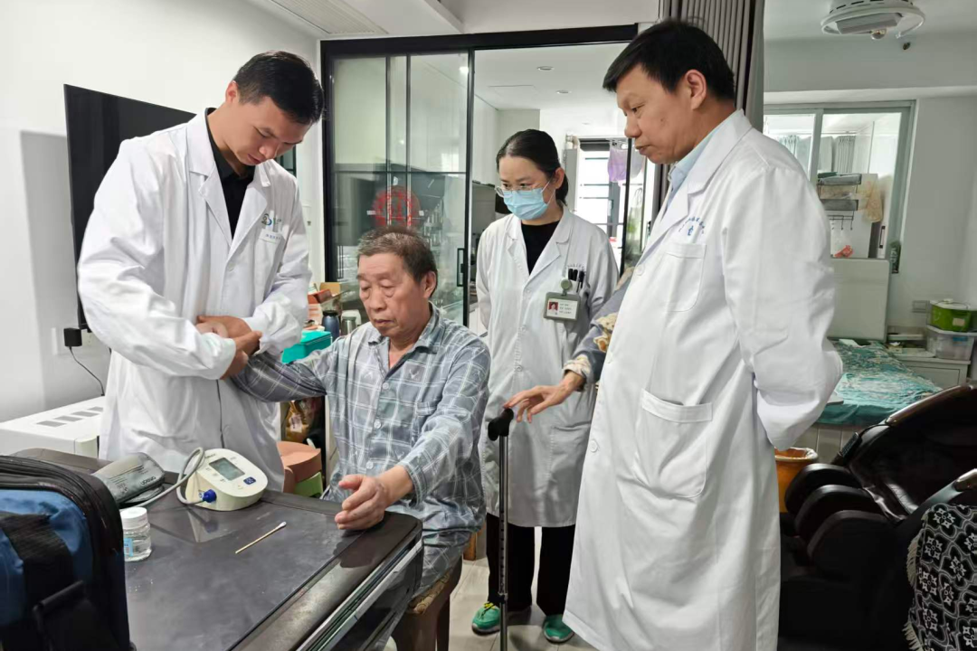 贺重阳 送温暖 护健康 | 我院慢病管理与康复中心开展重阳系列惠民健康活动