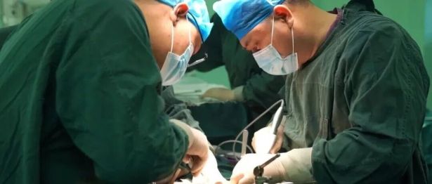 腹痛以为肠胃炎？63 岁男子腹内疝引发小肠坏死