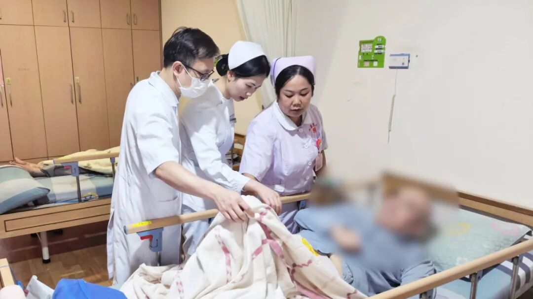 重阳敬老|我院与五象养老服务中心联合开展常态化巡诊查房