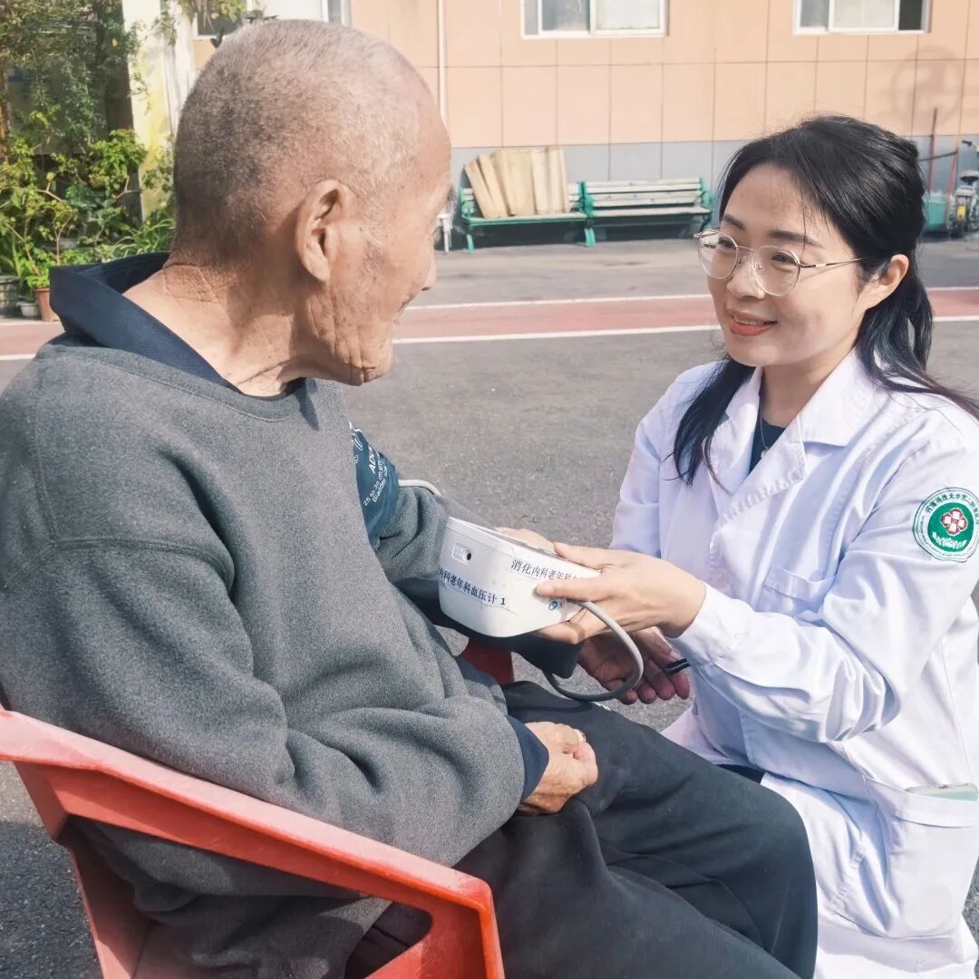 弘扬敬老美德，守护银发健康｜河科大二附院老年医学科敬老月系列健康活动暖心启幕