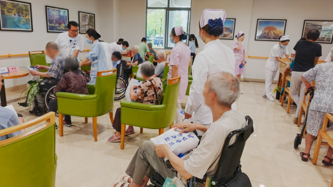 重阳敬老|我院与五象养老服务中心联合开展常态化巡诊查房