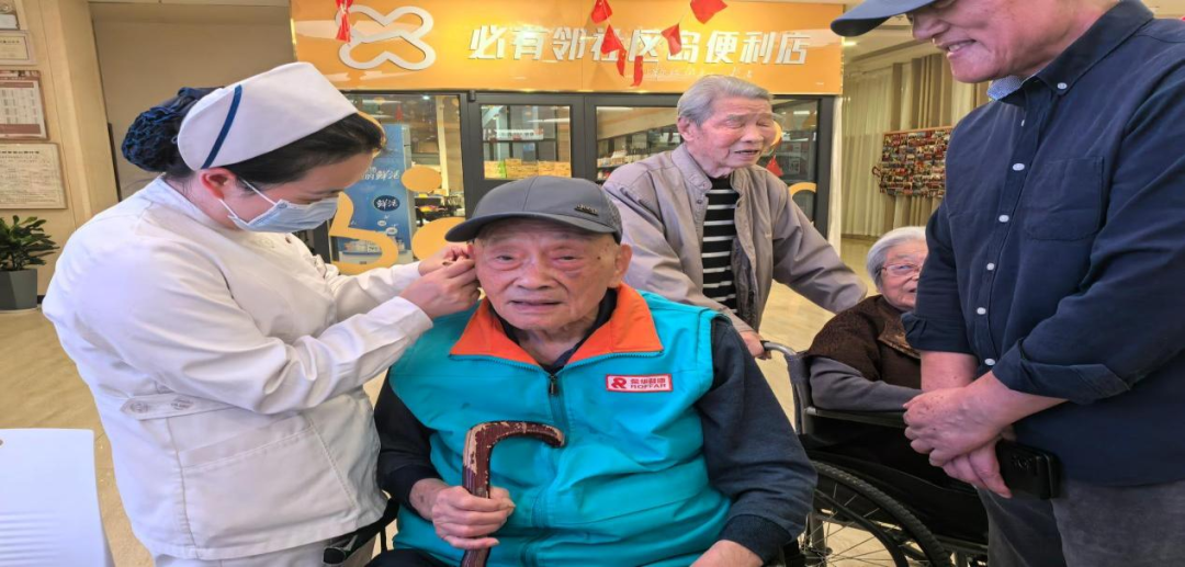 关爱老人,从预防跌倒开始 —— 西安市中医医院老年病科开展重阳科普送健康与义诊活动