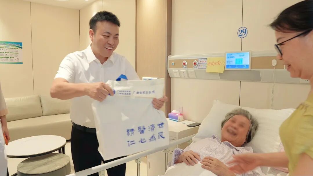 岁岁安康 | 广西自贸区医院开展“九九重阳·医暖桑榆”重阳节主题活动