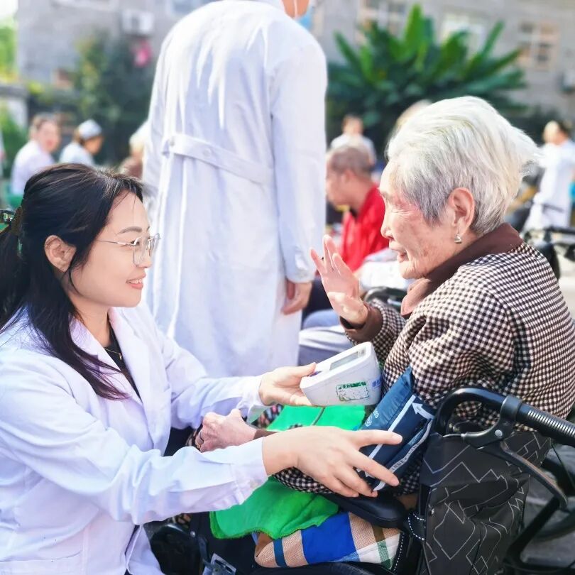 弘扬敬老美德，守护银发健康｜河科大二附院老年医学科敬老月系列健康活动暖心启幕