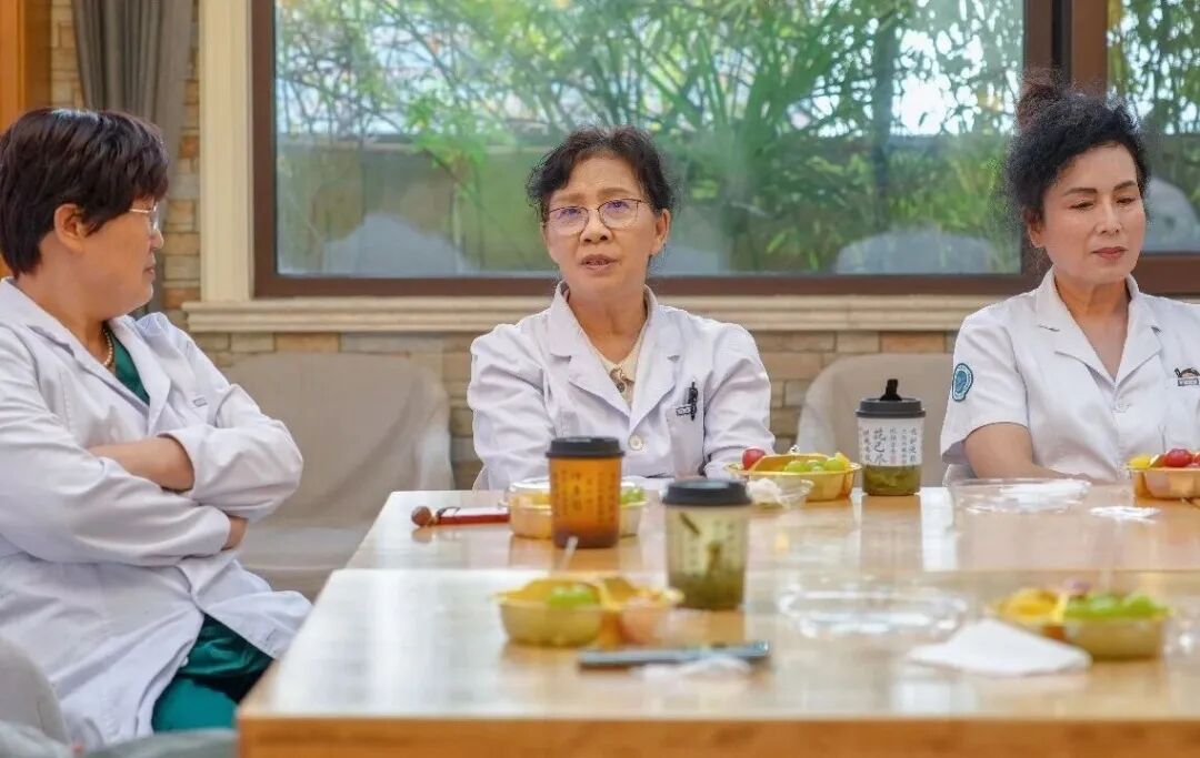 情暖重阳话初心，薪火相传启新程丨徐州仁慈医院举行重阳节老职工座谈会