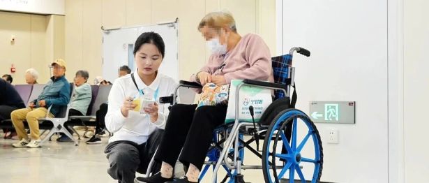 央视点赞！二附院便民陪诊服务让老年患者就医不再难！