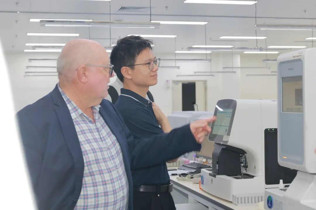 国际血液学专家莅临桂林医科大学一附院漓东院区参观交流