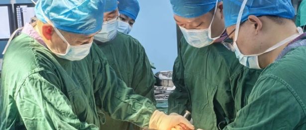 肘部“塌方”，毫米级重建｜我院完成复杂肱骨远端粉碎性骨折修复手术