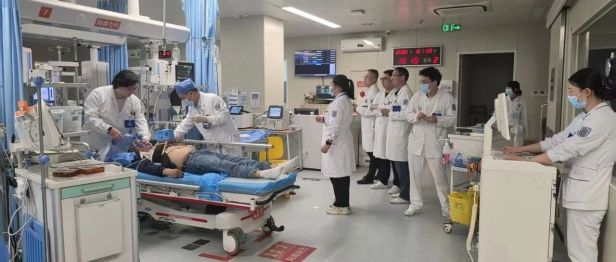 14次除颤背后：一场从门诊分诊就开始的生命赛跑