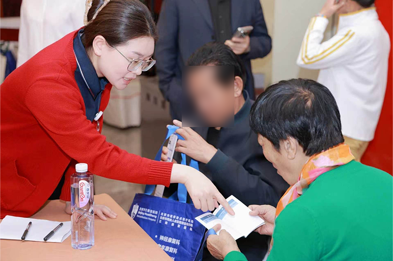 医心助老护银龄，青春志愿暖重阳——北京华生康复医院开展敬老月社区公益义诊活动