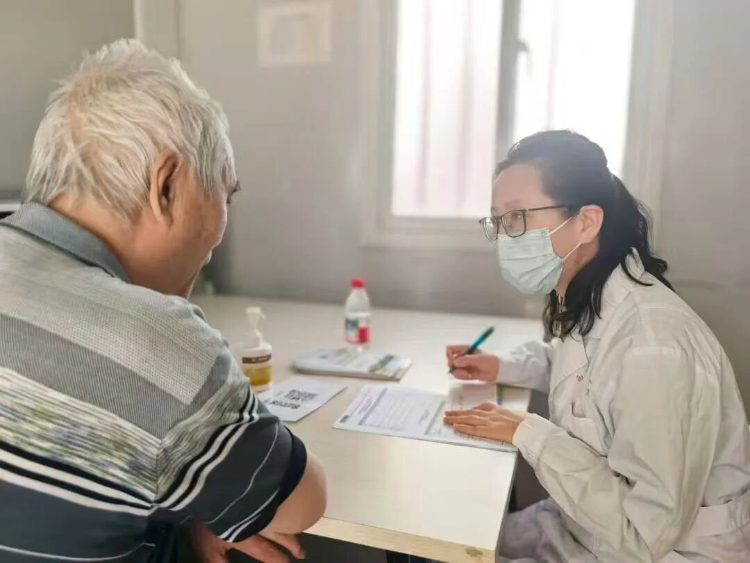金秋敬老月：“红细胞”做客秦风热线，讲述医院助老故事