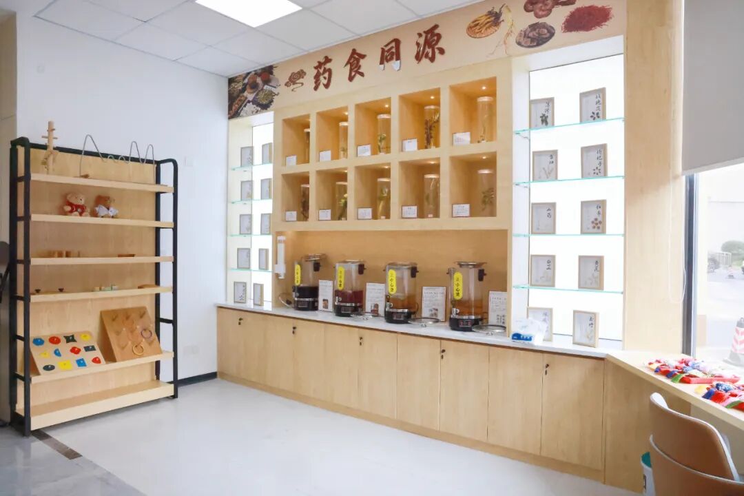 银龄就医有温度!二附院长者服务中心启幕,公益陪诊项目正式落地