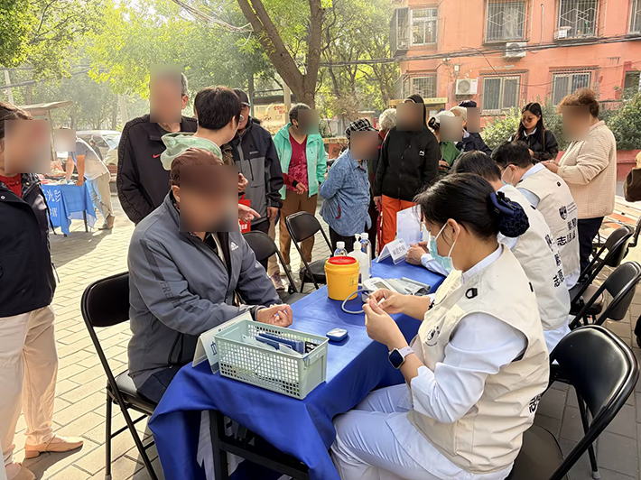 医心助老护银龄，青春志愿暖重阳——北京华生康复医院开展敬老月社区公益义诊活动