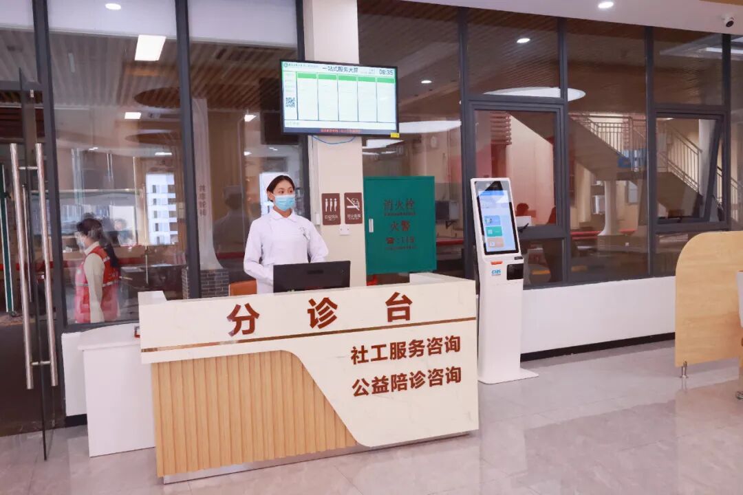 银龄就医有温度!二附院长者服务中心启幕,公益陪诊项目正式落地