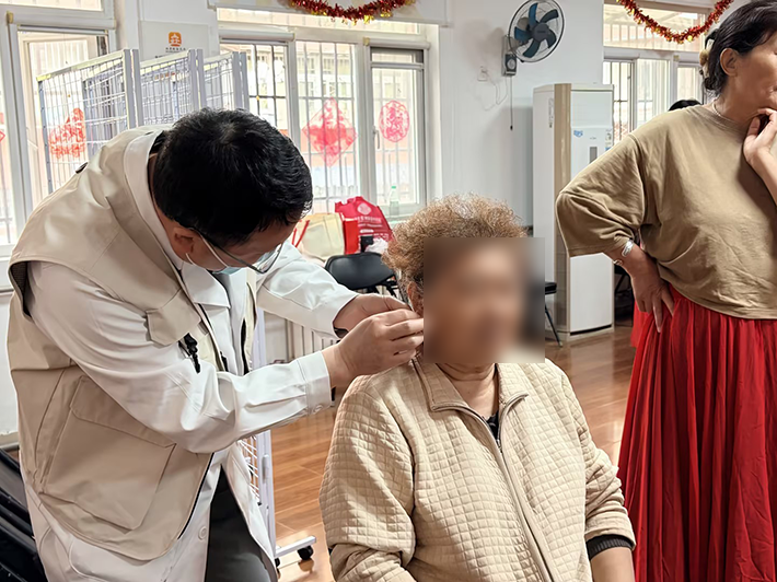 医心助老护银龄，青春志愿暖重阳——北京华生康复医院开展敬老月社区公益义诊活动