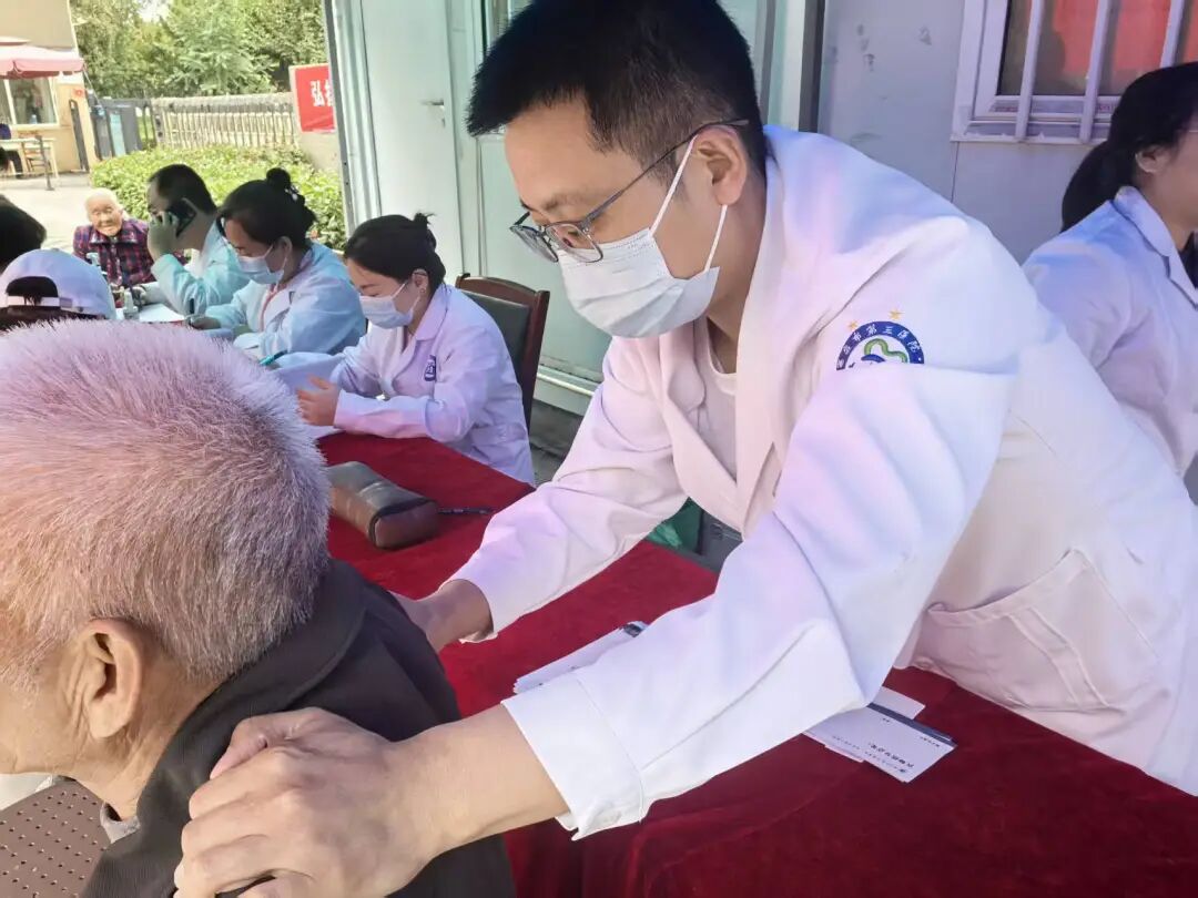 金秋敬老月：“红细胞”做客秦风热线，讲述医院助老故事