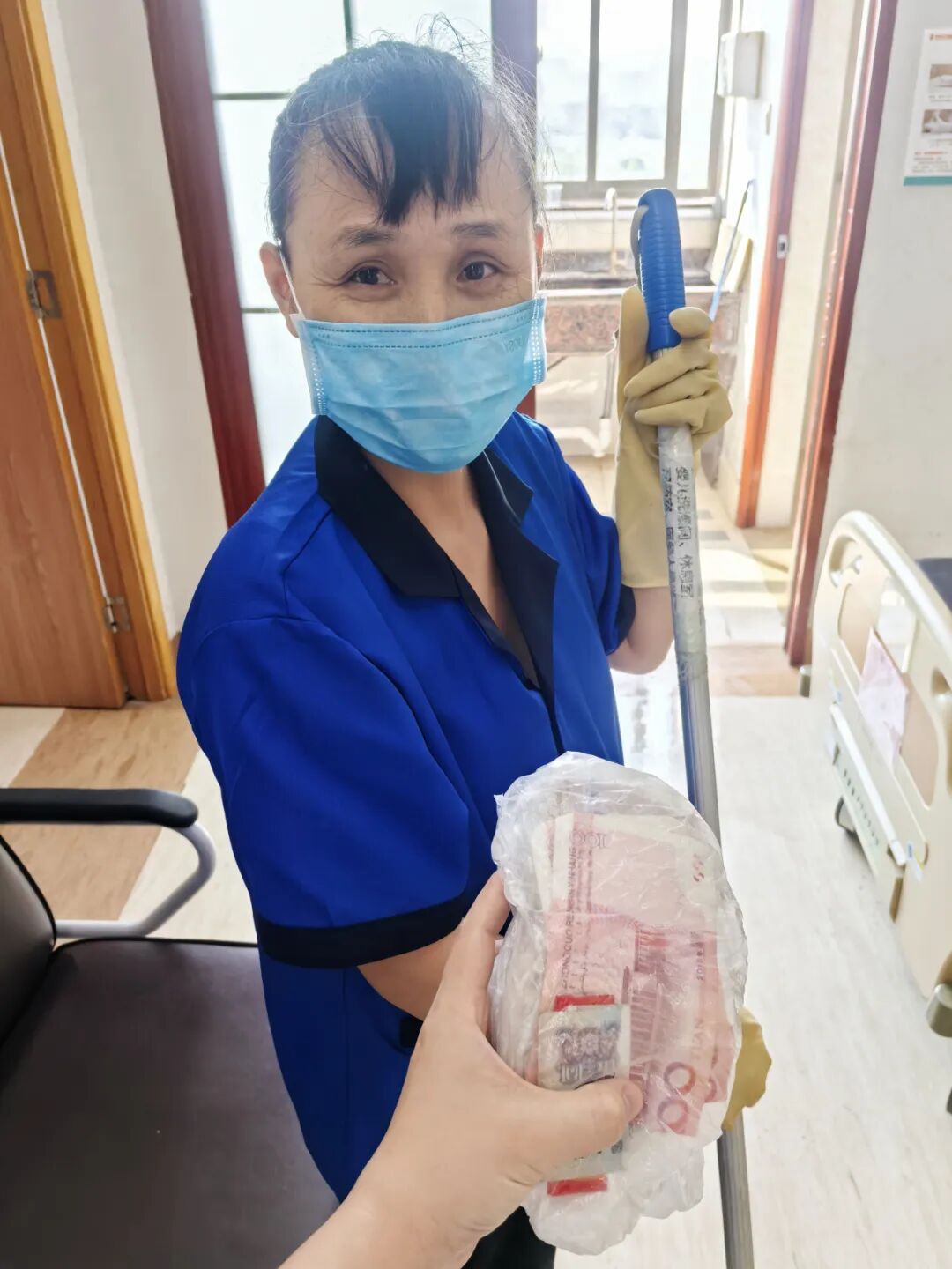 别人捡钱想“怎么花”,正兴保洁阿姨只想“怎么还”