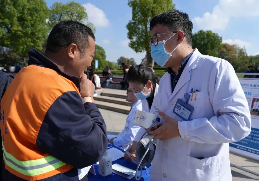 腰鼓声声传健康,仁慈温情暖金秋——金龙湖畔这场老年健康专场义诊如约而至