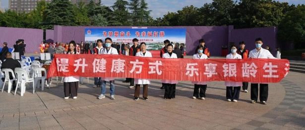 腰鼓声声传健康，仁慈温情暖金秋——金龙湖畔这场老年健康专场义诊如约而至