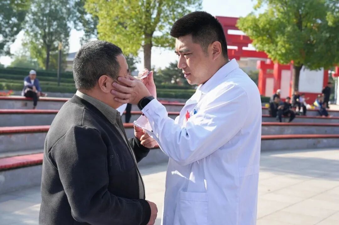 腰鼓声声传健康,仁慈温情暖金秋——金龙湖畔这场老年健康专场义诊如约而至
