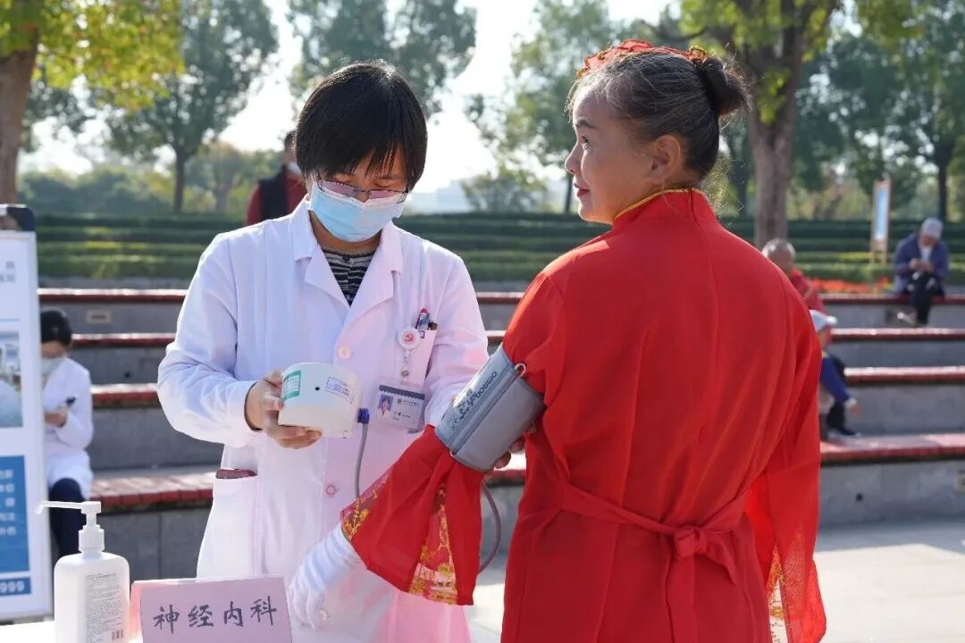 腰鼓声声传健康,仁慈温情暖金秋——金龙湖畔这场老年健康专场义诊如约而至