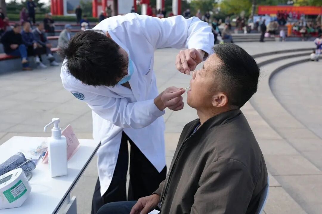 腰鼓声声传健康,仁慈温情暖金秋——金龙湖畔这场老年健康专场义诊如约而至