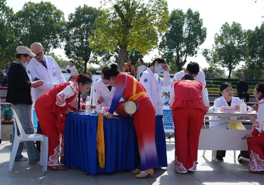 腰鼓声声传健康,仁慈温情暖金秋——金龙湖畔这场老年健康专场义诊如约而至